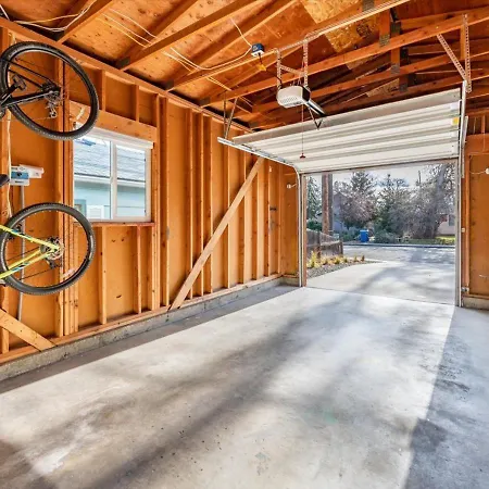 Mid Century Modern Boise-River Bungalow W/ Hot Tub